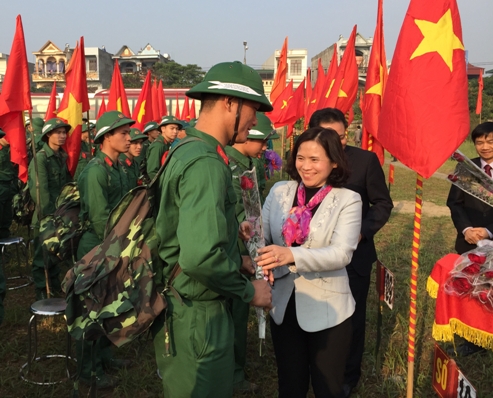 đồng chí Nguyễn Thị Ngọc Bích, Phó Chủ tịch HĐND tỉnh động viên tân binh lên đường nhập ngũ tại huyện Nam Sách